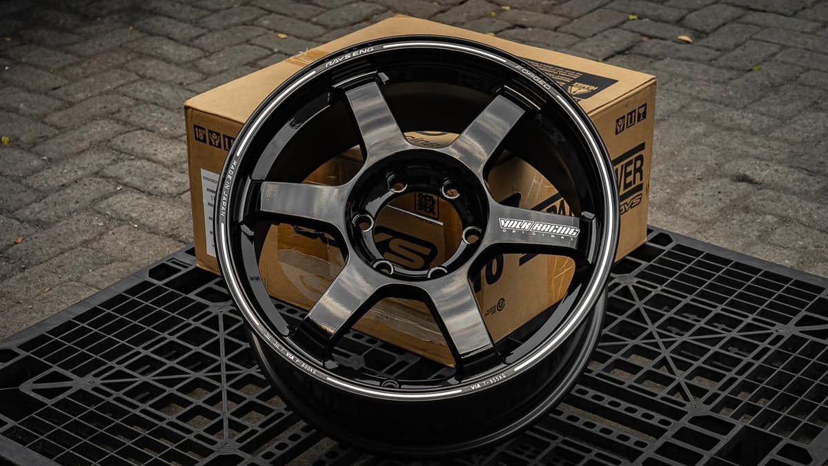 Volk Racing TE37 Large PCD Progressive Model II R18x8.5 ET 44 PCD 6x139.7 (Original Japan) view 1