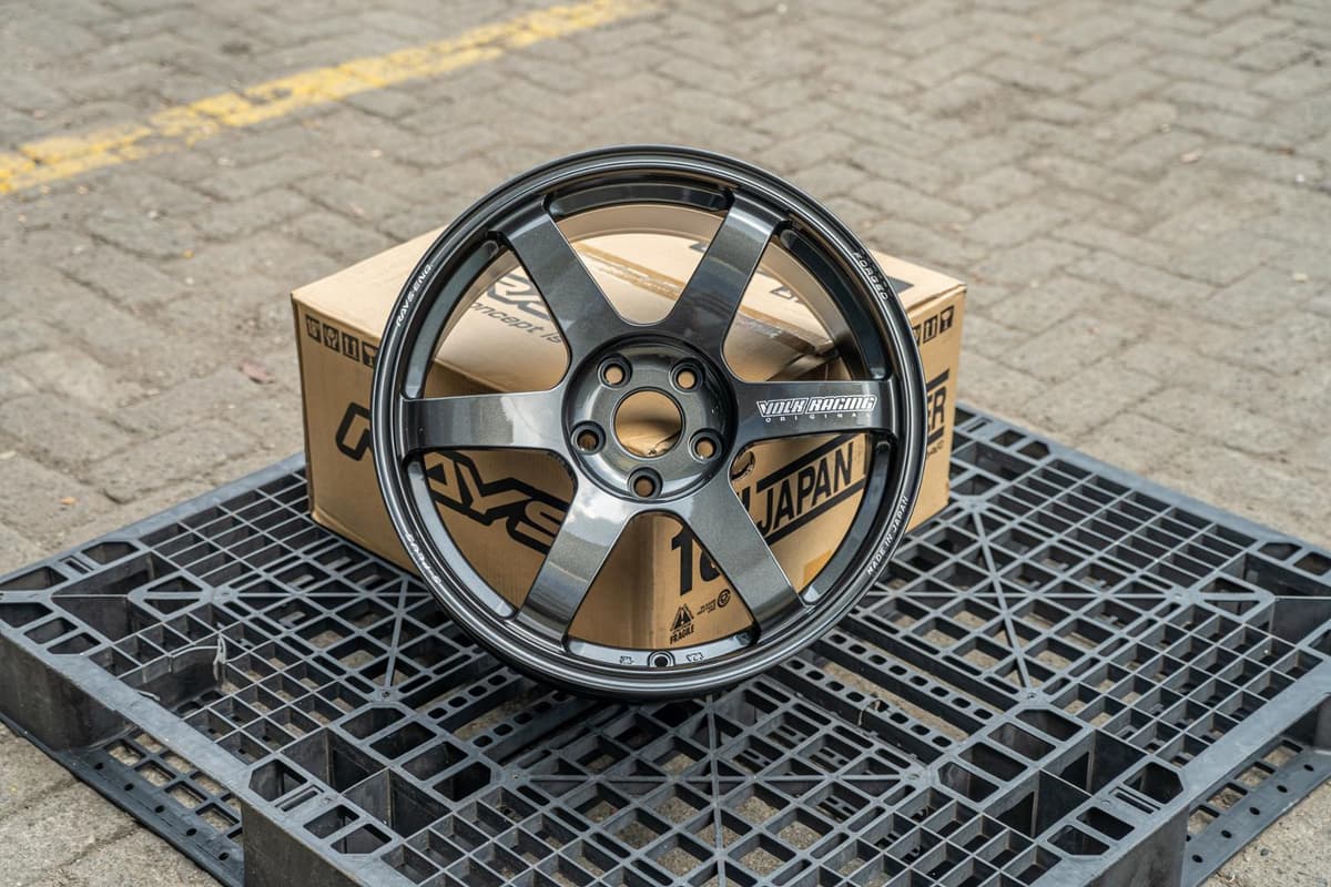 Volk Racing TE37 SAGA S-PLUS R18x8.5 ET 42 PCD 5x114 - Diamond Dark Gunmetal (Original Japan) — image 1