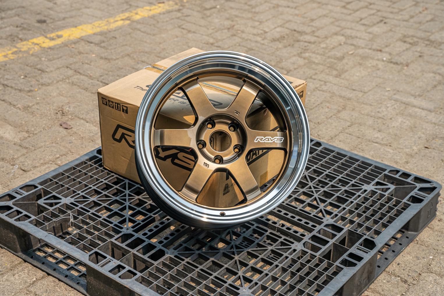 Volk Racing TE37V SPEC-SR R18x9.5 ET 15 PCD 5x114 - Shining Bronze Metal / Rim FDMC (Original Japan)