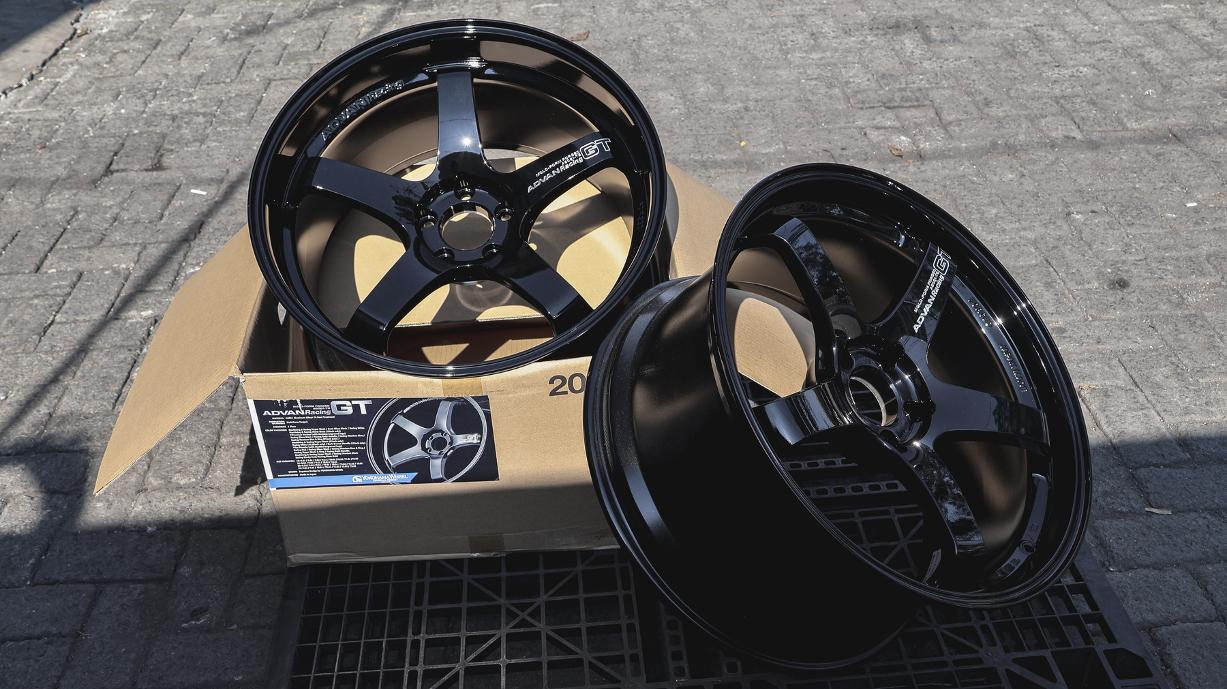 ADVAN Racing GT Premium Version R20 Staggered Set PCD 5x114.3 - Racing Gloss Black (Original Japan)