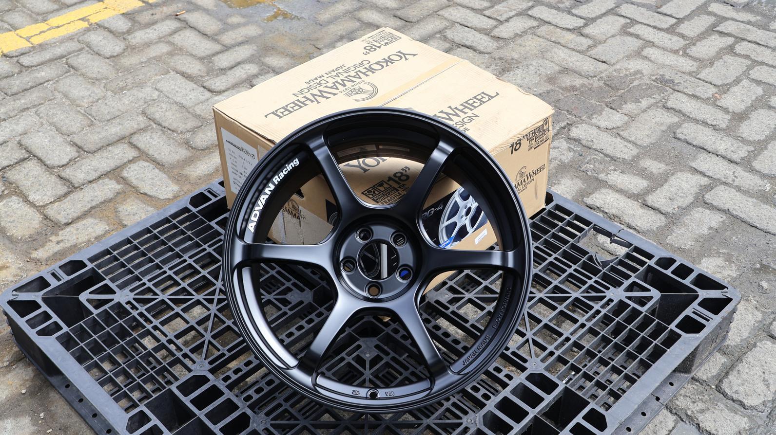 ADVAN Racing RG4 R18x8.5 ET 44 PCD 5x100 - Semi Gloss Black (Original Japan)